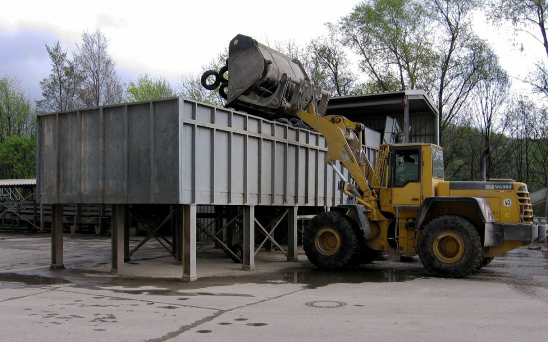 KEITH® Walking Floor storage bin being loaded with tires for alternative fuel