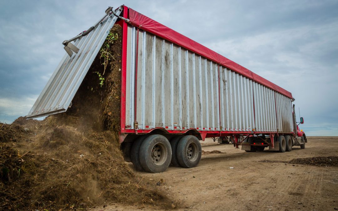 KEITH® Walking Floor trailer unloading mulch
